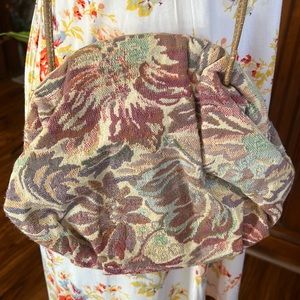 Clamshell closure bag